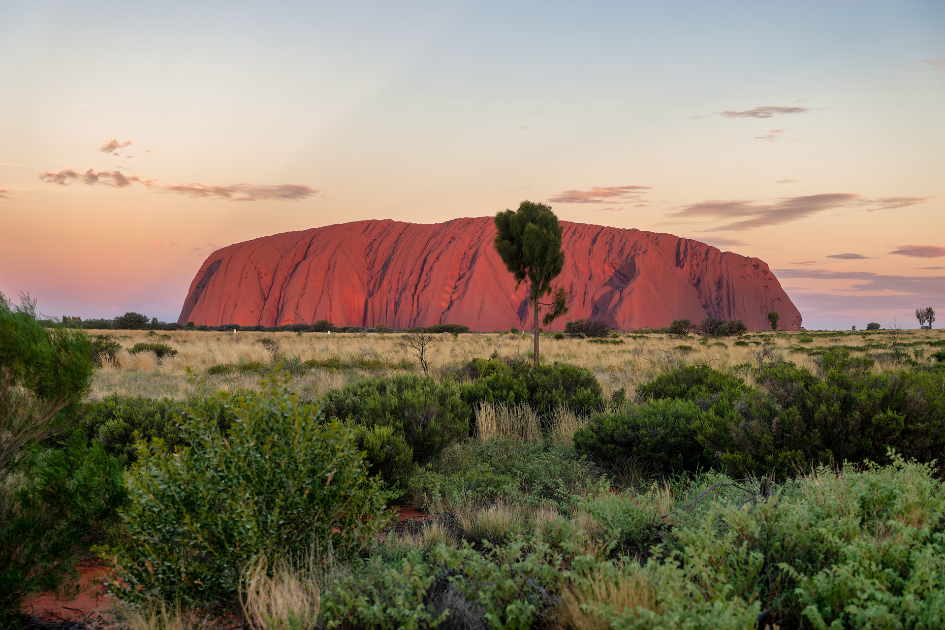 Beim Sonnenuntergang verändert sich die Farbe von Ayers Rock / Uluru kontinuierlich